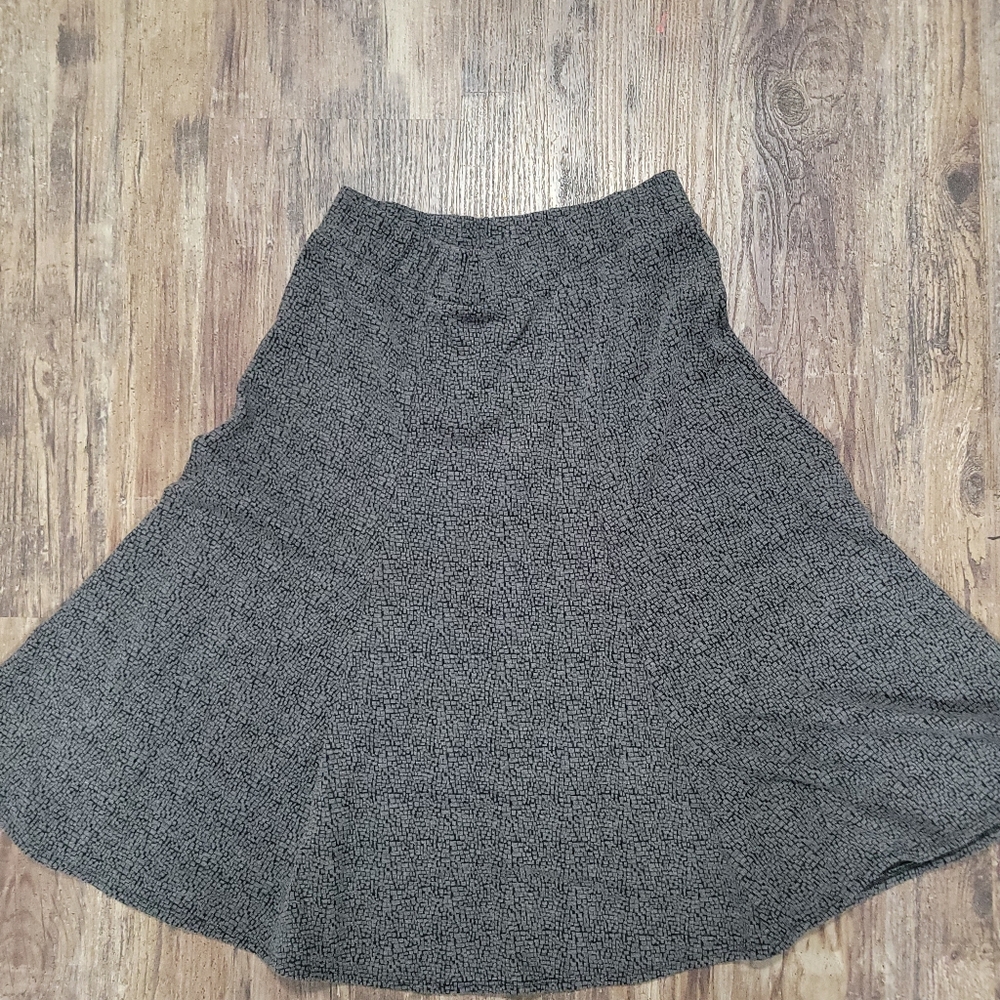 Christopher and Banks Knee Length Gray And Black skirt size Small Grey